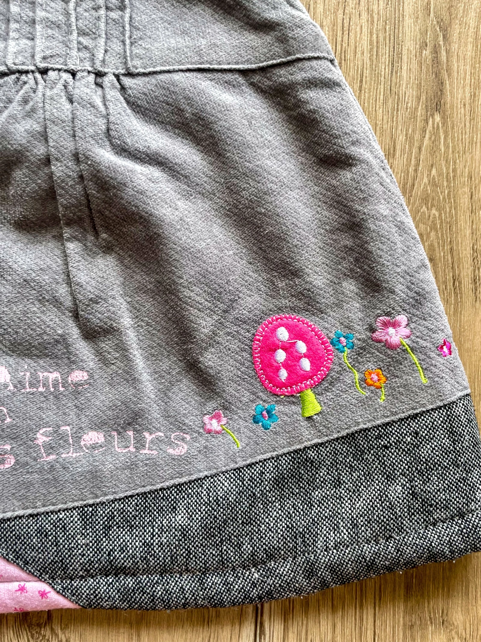 Grey sleeveless dress with embroidered flowers and butterflies size 3 months – photo 3